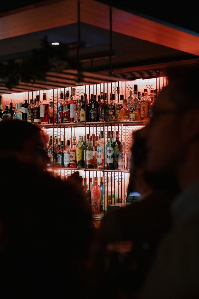 La barra iluminada con las botellas