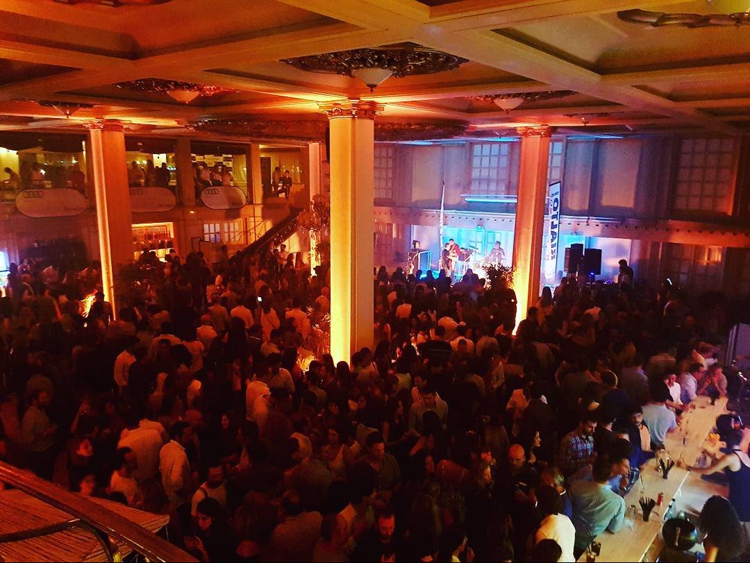 Cientos de invitados en la fiesta del aniversario de Rialto