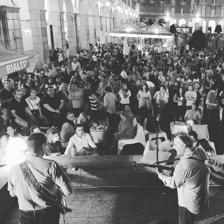 Concierto en la terraza ante la Praza de María Pita llena