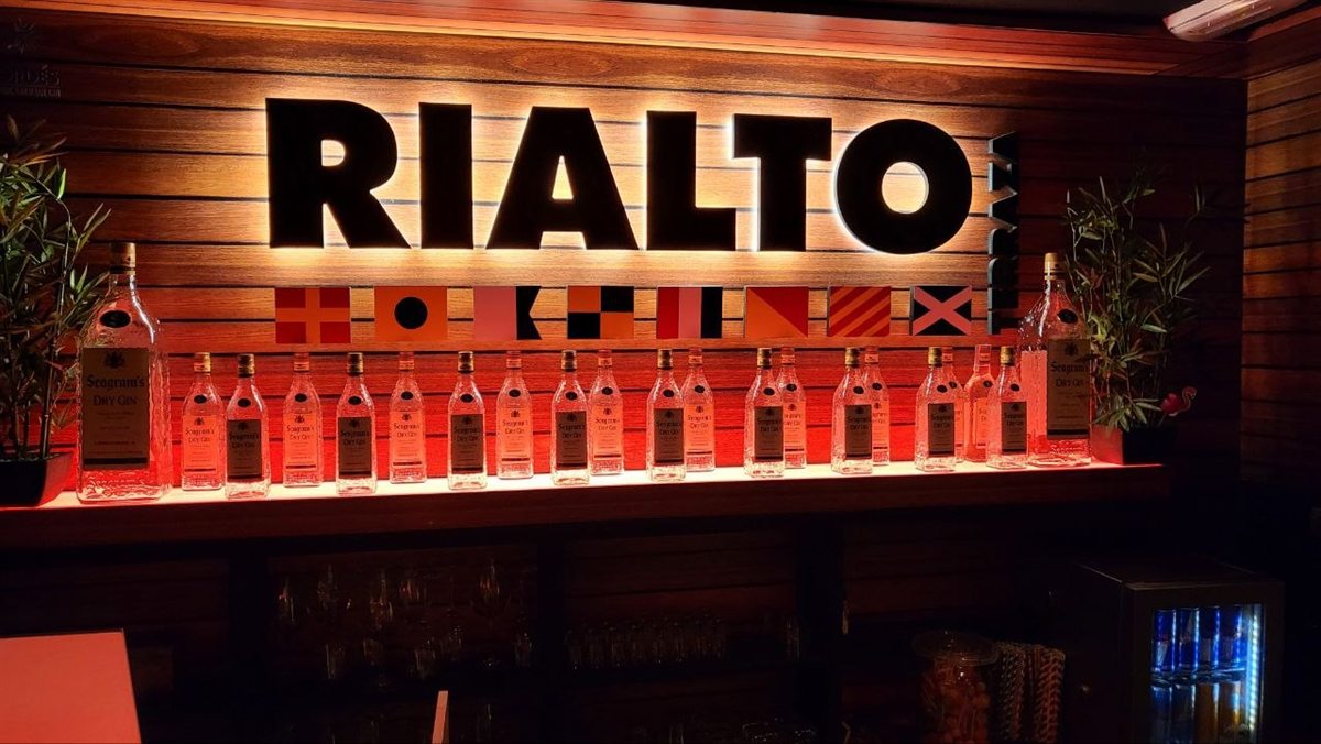 El letrero luminoso de Rialto sobre la barra